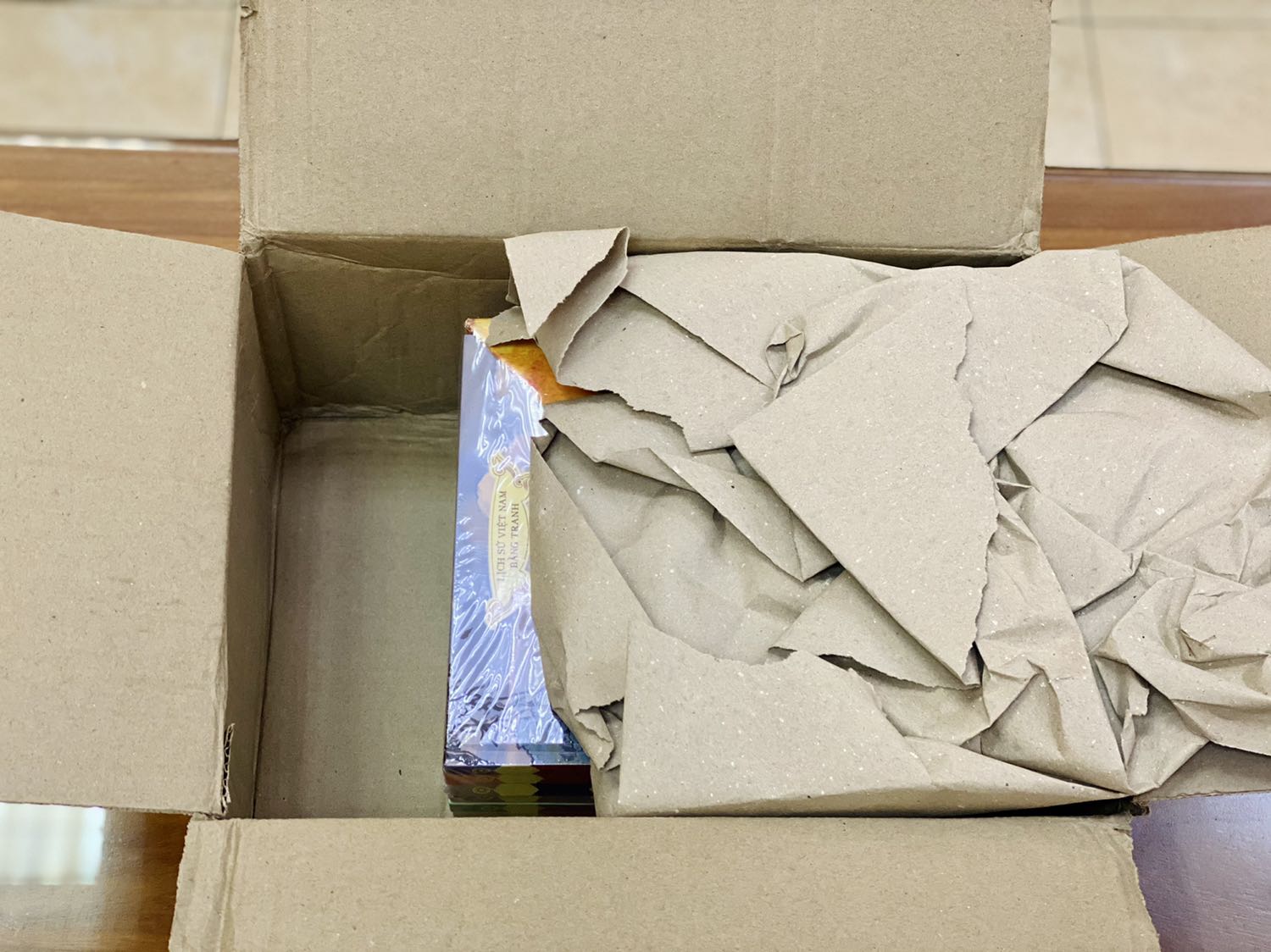 - Tiki giao hàng nhanh chóng tuy nhiên đóng gói chưa được cẩn thận, hộp giấy to như vậy nhưng chỉ chèn một lớp giấy ở phía trên, còn khoảng trống khá lớn bên dưới hoàn toàn không có giấy chèn. 
- Sản phẩm được đầu tư chỉnh chu về mặt hình thức, boxset khá nặng bao gồm 8 quyền bìa cứng, cầm chắc chắn, in màu toàn bộ, tranh vẽ xuất sắc. 
- Cá nhân mình cực kỳ hài lòng về boxset này, vừa có ý nghĩa về mặt lịch sử vừa thỏa mãn về mặt hình thức. Hi vọng mọi người đều sở hữu một boxset chất lượng như vậy trên tủ sách của mình ??????