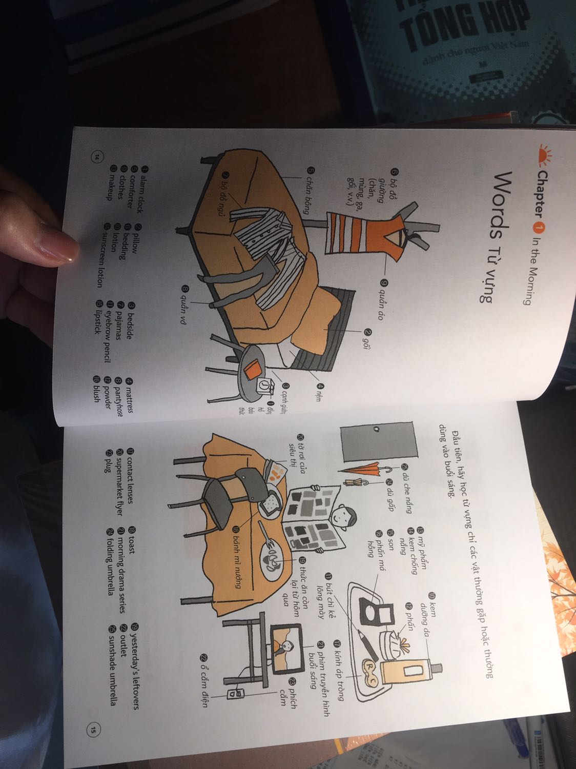 Mình review nhầm các bạn ạ! 
Chả là có 2 cuốn sách, 1 là 700 câu tiếng Anh và 1 cuốn là Sổ tay từ vựng (bìa xanh) đều cùng nội dung là Từ lúc thức giấc đến khi đi ngủ. Hai cuốn bổ trợ cho nhau để học từ vựng và luyện nói khá tốt đối với cuộc sống hàng ngày. Rất đáng để tham khảo. Sách kèm theo mp3 để học. Rất hài lòng.