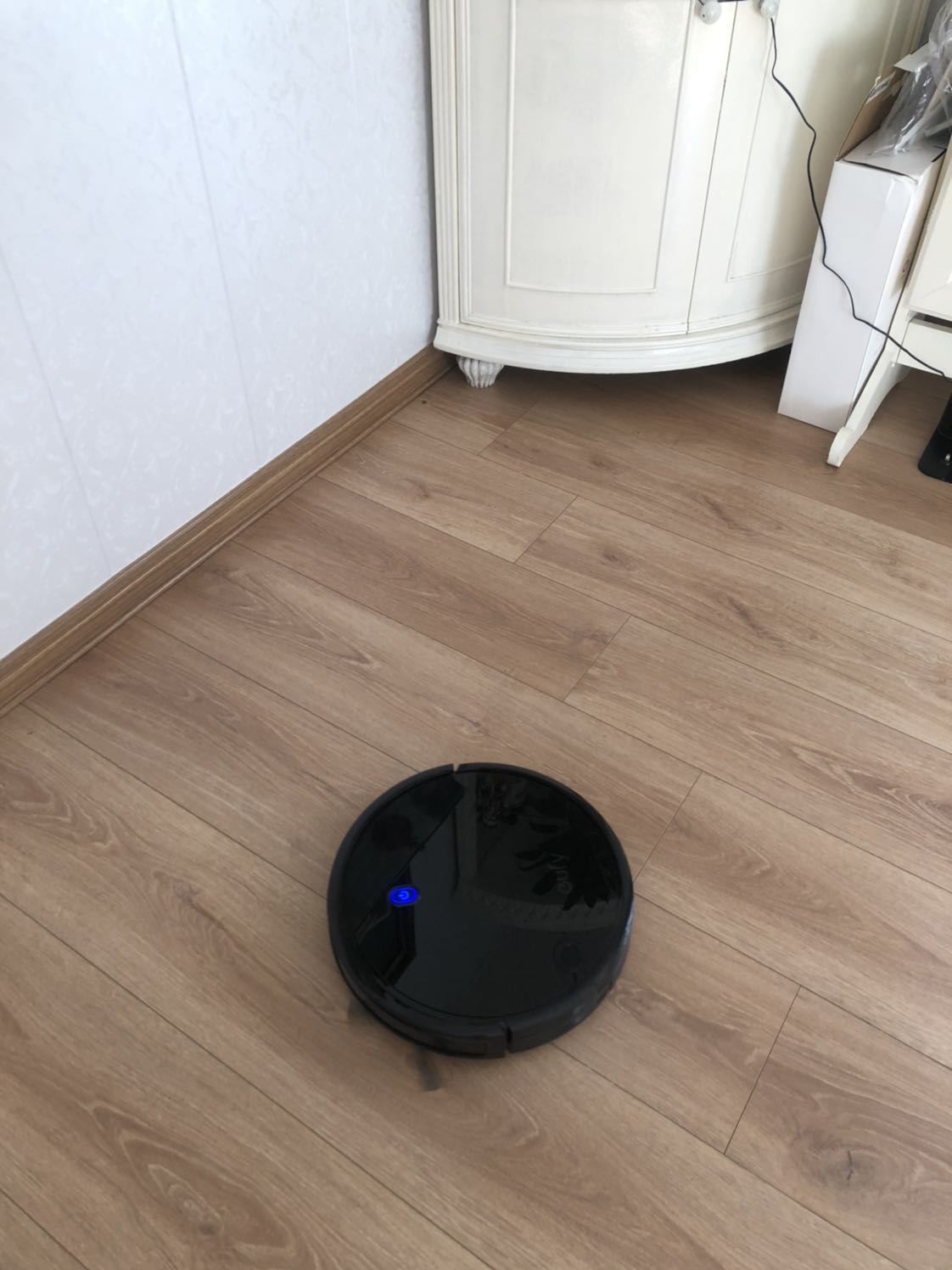 Ưu điểm:  
Robot mỏng, đẹp, trông chắc chắn, chui đc vào gầm thấp như hình mình chụp. Khả năng hút bụi tốt, mình quét & lau nhà rồi cho hút lại mà vẫn hút ra nhiều bụi mịn. Biết vòng lại khi ra đến cầu thang. 
Nhược điếm:
Đường đi hơi lung tung và lặp lại, chưa có điều hướng thông minh. Ko có app để kiểm tra bản đồ đường đi nhg với mức giá này thì hợp lý thôi
Ngoài ra có TikiNow nên mình nhận được rất nhanh