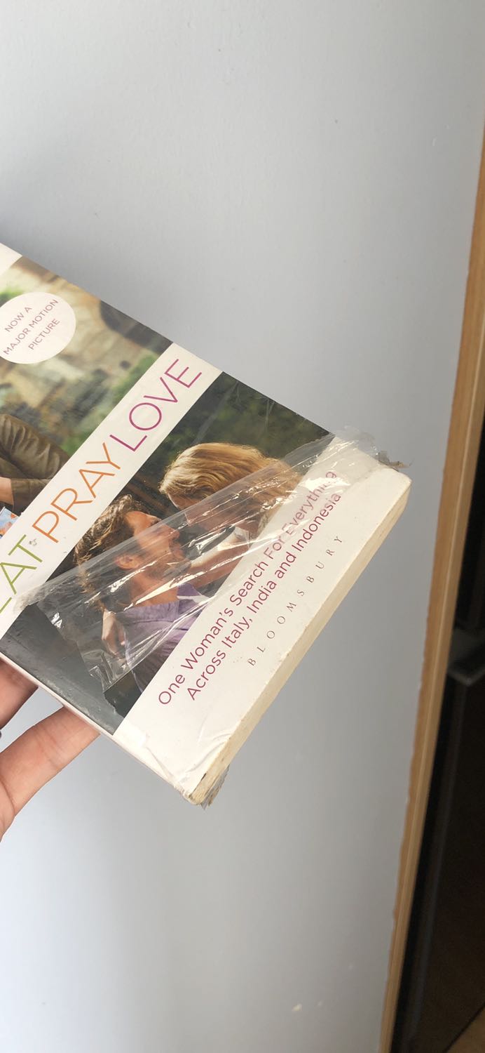 Shipper rất ổn. Ổng gửi stk cho mình đưa sách rồi đi luôn. K thèm biết là nhận được tiền hay chưa. 
Nhưng tình trạng sách CỰC TỆ!!!  giầy ố vàng từng mảng, bong lớp nilon bọc ngoài dù bên ngoài bọc rất cẩn thận, hộp còn nguyên mới. 
Size sách cũng nhỏ hơn mình nghĩ. 
Dù có thích sách cũ tới đâu thì tình trạng sách này cũng là rất tệ. Mọi người cân nhắc khi book nhe!!
3sao vì nội dung của sách thôi ạ Shipper rất ổn. Ổng gửi stk cho mình đưa sách rồi đi luôn. K thèm biết là nhận được tiền hay chưa. 
Nhưng tình trạng sách CỰC TỆ!!!  giầy ố vàng từng mảng, bong lớp nilon bọc ngoài dù bên ngoài bọc rất cẩn thận, hộp còn nguyên mới. 
Size sách cũng nhỏ hơn mình nghĩ. 
Dù có thích sách cũ tới đâu thì tình trạng sách này cũng là rất tệ. Mọi người cân nhắc khi book nhe!!
3sao vì nội dung của sách thôi ạ