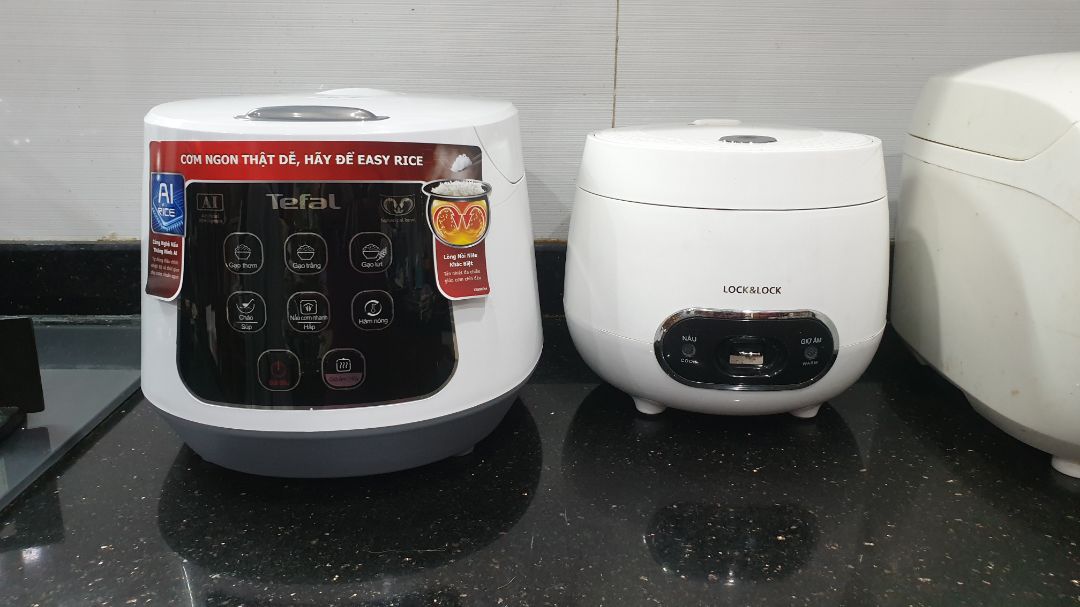 Đã nhận nồi Tefal và chảo tặng kèm rất nhanh. Nồi 1L có kích thước to hơn so với nồi 0.8L của L&L, nấu thoải mái cho 3_4 người. Ảnh so sánh nồi 1L Tefal với nồi 0.8L và nồi 1.8L cho các bạn dễ chọn lựa.