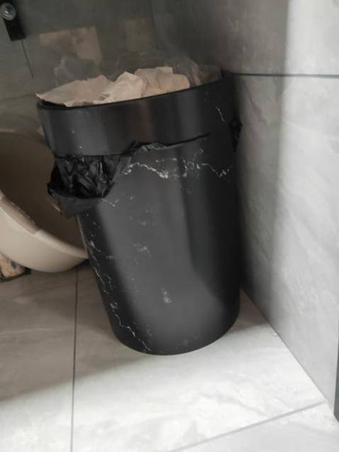 Thùng rác to, nhựa mới cứng cáp. Màu bắt mắt, độc đáo. Shop đóng gói cẩn thận, bọc mấy lượt gỡ mãi mới ra được. Tiki giao hàng nhanh khỏi bàn rồi, đặt hôm trước hôm sau có rồi. Thùng rác to, nhựa mới cứng cáp. Màu bắt mắt, độc đáo. Shop đóng gói cẩn thận, bọc mấy lượt gỡ mãi mới ra được. Tiki giao hàng nhanh khỏi bàn rồi, đặt hôm trước hôm sau có rồi.