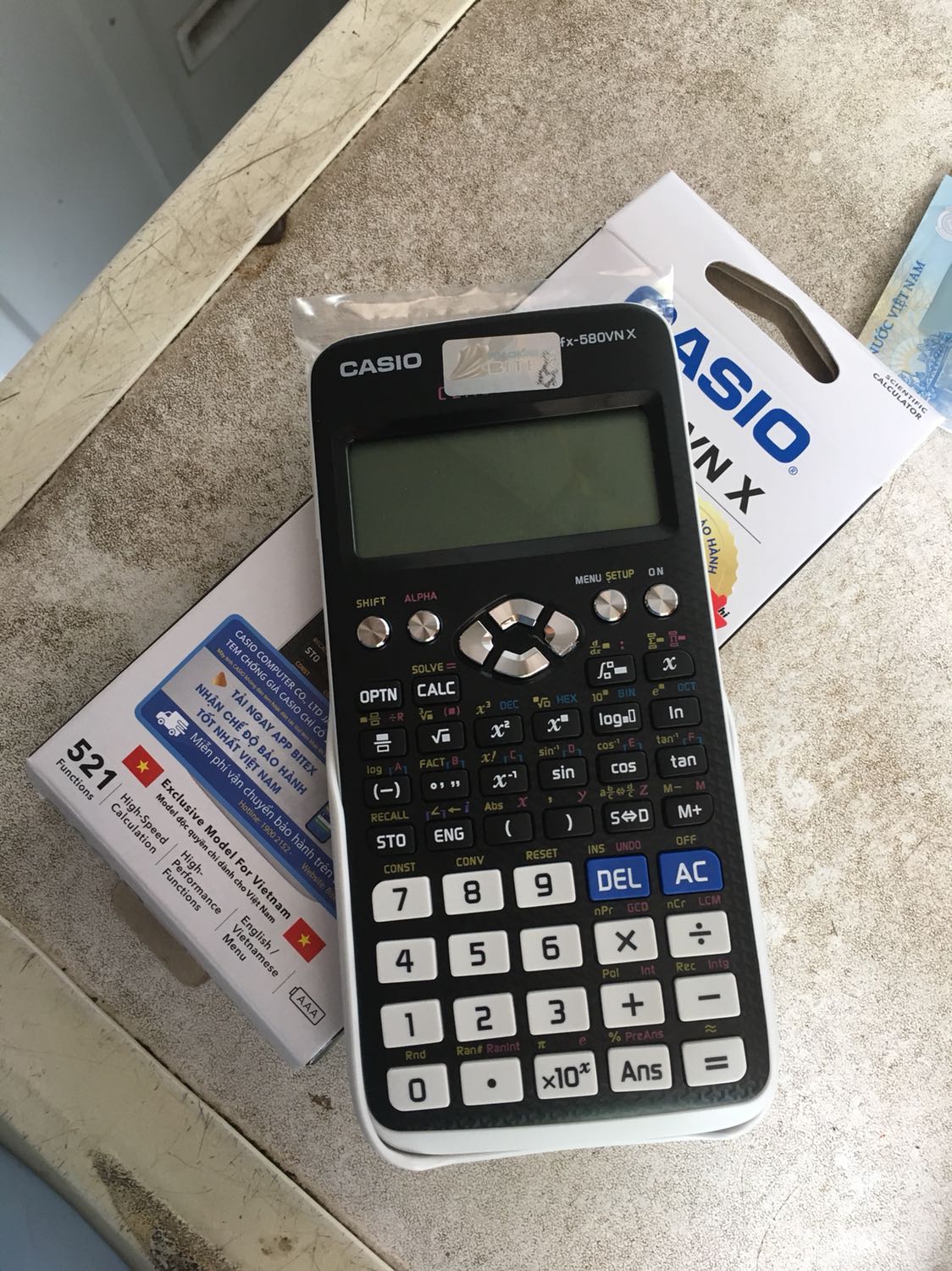 Lúc mua mình vẫn còn lưỡng lự sợ hàng giả hoặc made in china. Nhưng may quá hàng thật (quét mã QR) và made in Thailand. BTW giao hàng siêu nhanh và anh giao hàng tốt tánh (kiên nhẫn đợi mình, cảm ơn anh) :3