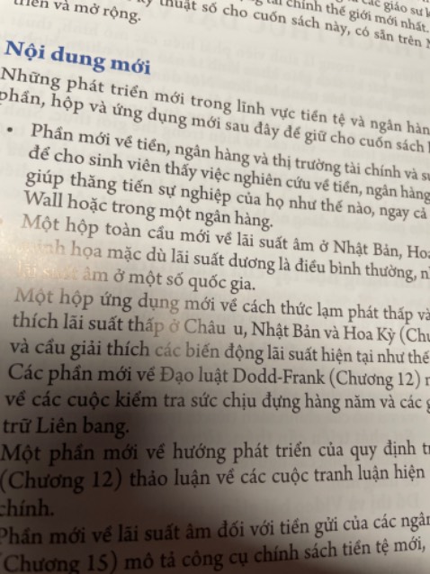Mới đọc có mấy trang mà lỗi sai với thiếu chữ thiếu nội dung tùm lum. Không biết đây có phải là sách lậu hay không vậy?
Ví dụ như bức ảnh này, phần câu hỏi thiếu câu số 4 và câu số 5. Ảnh số 2 Châu U là châu gì vậy?