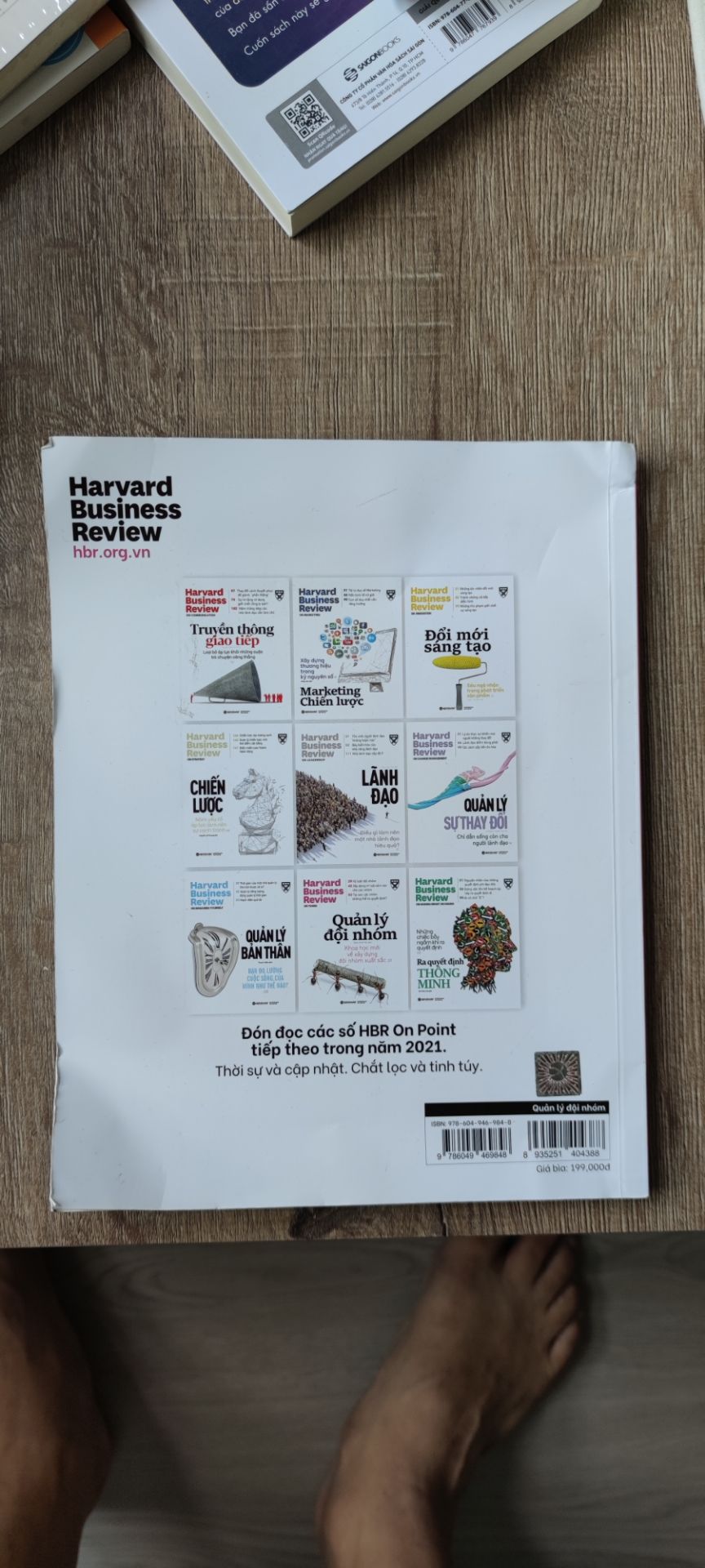 nhận xong kiện hàng vô xìng thất vong.
1. Giao hàng trễ.
2. Đóng gói chèn lót chẳng gì, thua cả 1 đứa con nít 5 tuổi đóng hàng.
3 Sách giao tới, quăn góc như hình, nhìn còn thua sách mua ở tiệm sách cũ.

Đặt đơn trả trước thì không bao giờ đc GHN giao, còn đặt COD thì giao hàng như là hàng vứt ngoào bãi chứ ko phải hàng mới.

Mua hàng của Tiki không ít, nhưng cg ngay cg thất vọng với dịch vụ của Tiki.
.