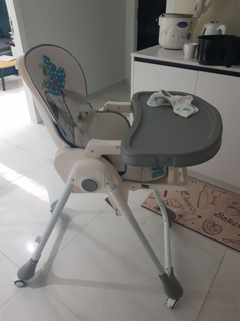 ghế nhựa chắc chắn. Phần mềm thì ko thích lắm, cứ bị xê dịch khi bé ngồi. ghế nhựa chắc chắn. Phần mềm thì ko thích lắm, cứ bị xê dịch khi bé ngồi.