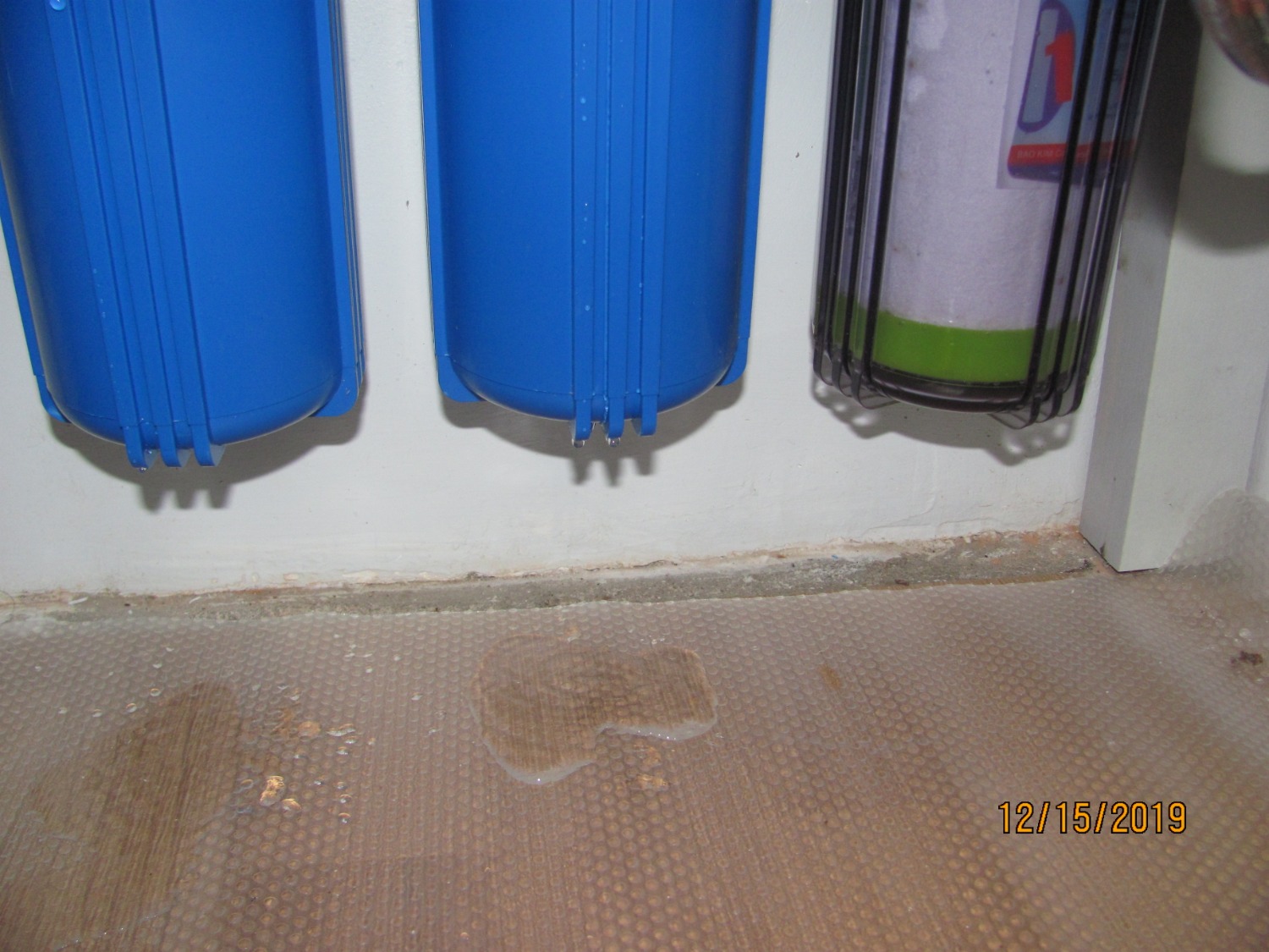 Bộ lọc nước bị rỉ ở bình số 2 và 3, riêng ở 2 đầu In và Out thì không bị rỉ.  Tôi gởi kèm tất cà 5 hình để Tiki nhận xét.

Yêu cầu gởi người tới nhận hàng trã về.  Đây không phải là lổi của tôi!