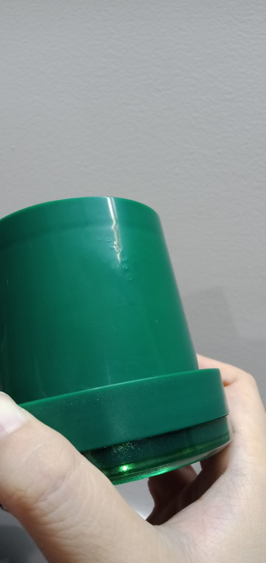 Mình vừa mới nhận hàng ngày hôm nay, và đã mang ra chạy thử. Máy chạy rất ok, nhưng phần cối máy mình lại thấy nó bị phồng và có nhiều vết tròn như thế này, giống hệt như pin bị phồng. Shop xem thử giúp mình xem thế này là bị gì với, máy đẹp mà nhìn thấy thế này lại mất vui.