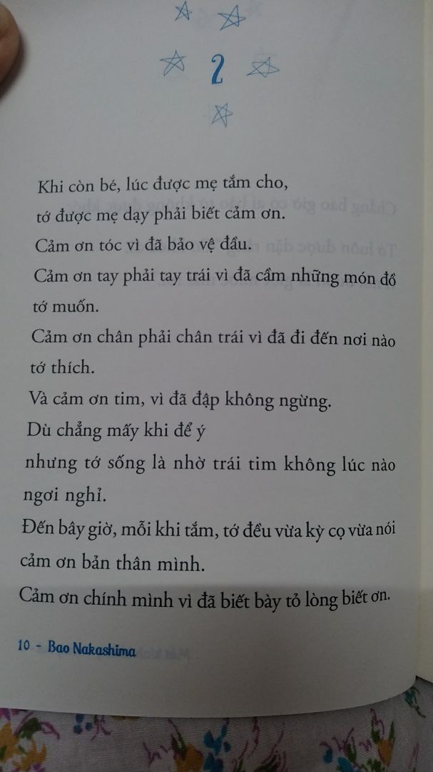 Cuốn sách được viết dưới lăng kính nhìn đời của bạn nhỏ 10 tuổi. Những câu từ đơn giản nhưng nhiều sự sâu sắc, đầy tính triết lý. Người lớn phải giật mình vì những điều cậu chia sẻ thật gần gũi, trong sáng, ngây ngô. Các phụ huynh có con nhỏ cũng có thể đọc cuốn sách này để thấy bé con của mình chỉ cần những lời giải thích giản đơn như cậu bé trong sách thôi và thêm bình tĩnh hơn mỗi lúc nổi cáu với con! Lòng biết ơn luôn là 1 điều nên có trong cuộc sống.