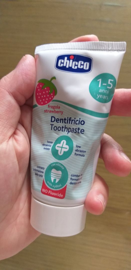 Kem mùi dâu, thơm mát,  cảm giác như ngậm kẹo xylitol, hết chua miệng, nhờ đó bé thích đánh răng.