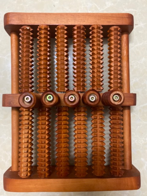 Chất lượng tốt. Nhưng không nên quét sơn lên nên để nguyên màu gỗ, mới khi lăn chân cảm thấy dính dính sơn