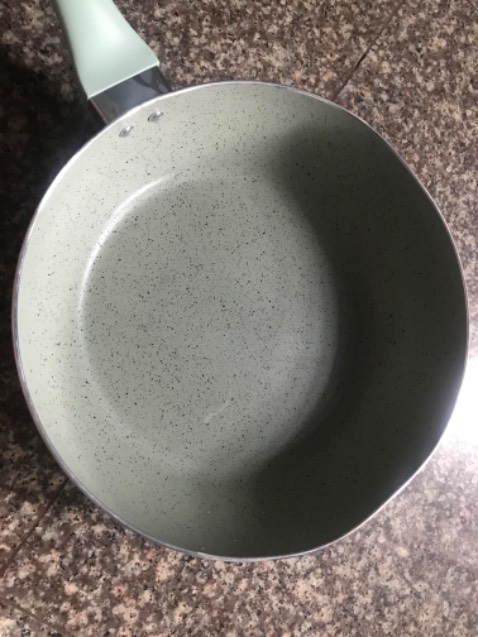 Chảo lớn bị móp thế mà cũng giao. Tin tưởng Tiki nên không lột hết ra để kiểm tra. Thất vọng quá!