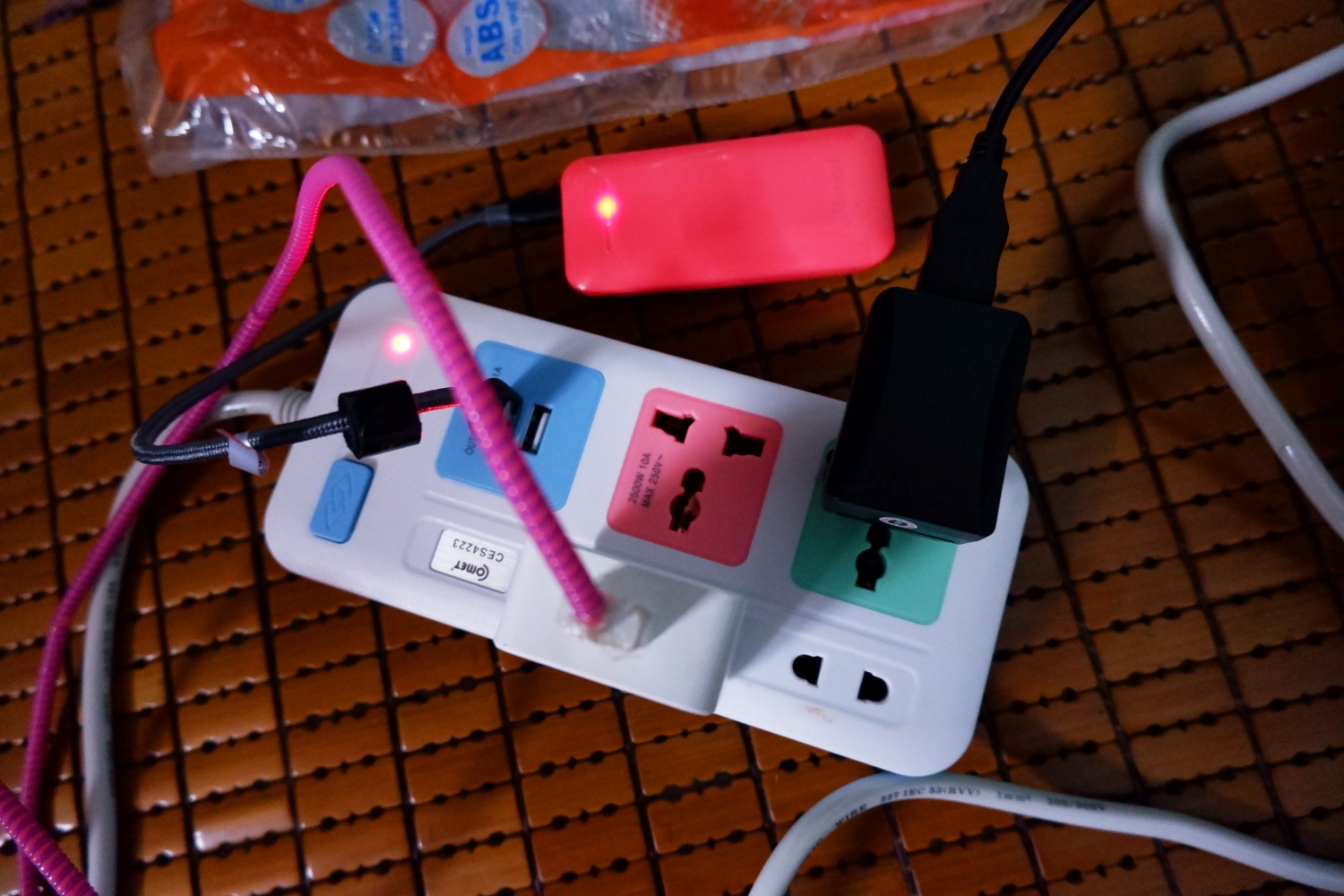 Đi du lịch sử dụng ổ thêm này cực kì tiện lợi vì dây dài tới 3m, màu sắc ổn, không bị nặng cồng kềnh mà lại khá gọn. Mình sử dụng sạc 2 cổng usb đều sạc được hết, không bị tình trạng 1 cái vô điện 1 cái không vô. Các ổ còn lại đều sử dụng tốt không có vấn đè gì cả. Có công tắt mở đóng dòng điện nhưng nếu 1 lần không cắm hết thì nên mua thêm nút bịt ổ điện để an toàn hơn.