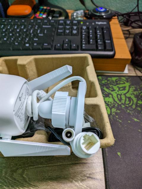 Sản phẩm đóng gói cản thận, tiki giao hàng khá nhanh. Về Camera cho hình ảnh khá, phần mềm Tapo hoạt động nhanh và ổn định, thông báo rất nhanh về điện thoại khi phát hiện người và chuyển động. Nhược điểm là Camera và điện thoại không kết nối cùng mạng internet thì không tải xuống video đã lưu trên thẻ nhớ về được.