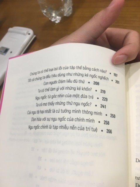 Giấy đỉnh, nội dung hơi bị hack so với mình. Nhưng mà hay ó, kiểu phải là bạn nào hứng thú với chủ đề và dạng sách này hẳn mua, vì đọc rất là trừu tượng, dẫn đến không hiểu cái hồi nản lun ó