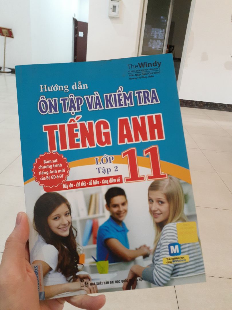 Tôi mua bộ sách Lịch sử, mà tôi lại nhận được 1 cuốn sách chẳng liên quan đến cái tôi mua. Đề nghị Shop ship lại hàng cho tôi