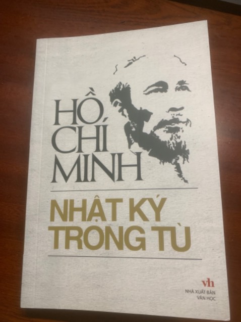 Chất lượng in chữ hán không ổn định: có bài rõ, có bài mờ. NXB cần xem lại tác phong làm việc.