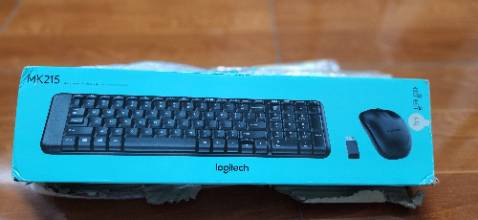 Tiki giao hàng siêu nhanh.
Phím bấm nhẹ, êm. Tuy nhiên, bàn phím hơi nhỏ so với bàn phím thường nên lúc đầu người dùng không quen lắm. 
Trước giờ mình cũng xài chuột logitech loại quiet nên giờ nghe lại âm thanh click chuột cũng chưa quen.
Có điều là usb kết nối máy tính, bàn phím không thiết kế chỗ gắn khi không xài nên rất dễ rơi rớt, mất.
Nhìn chung tương đối hài lòng với sản phẩm này.