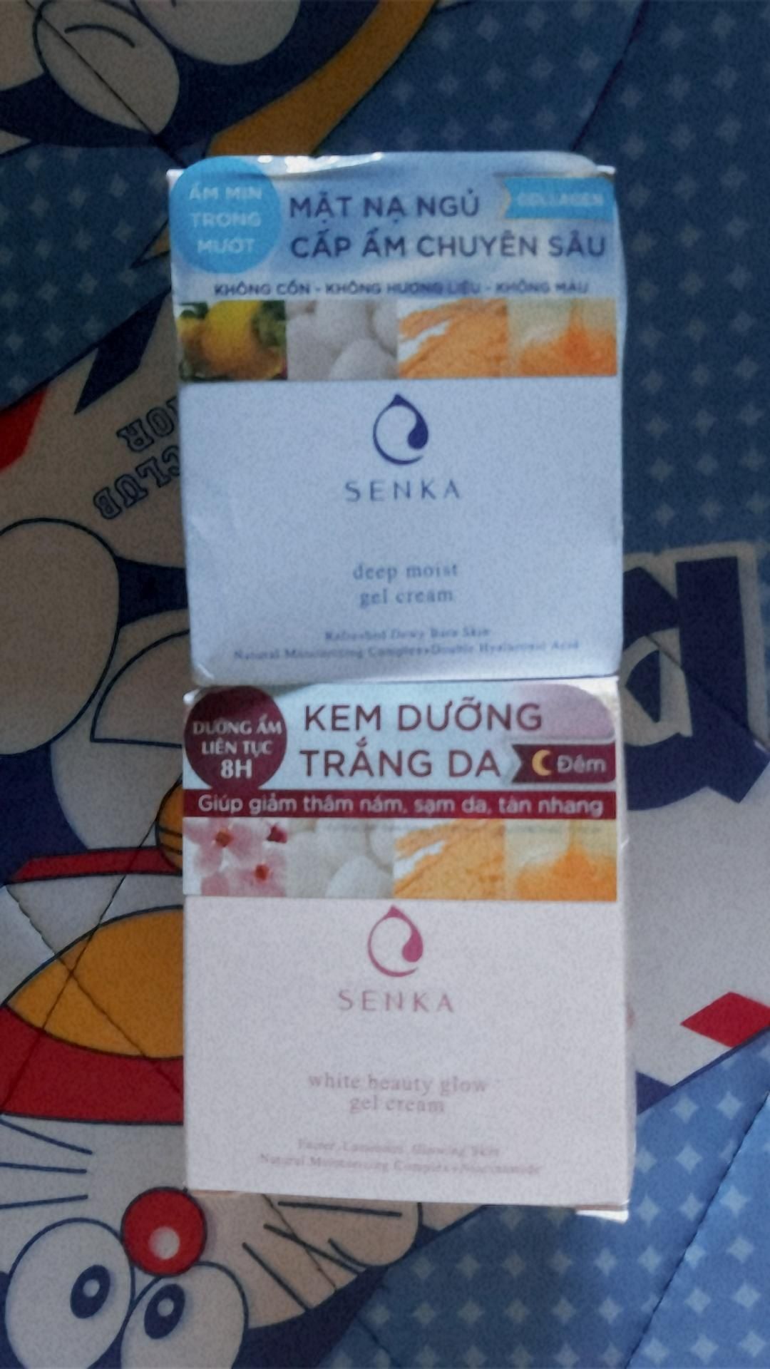 Quá trình vận chuyển khiến hộp méo xẹo luôn.
Sản phảm dùng ổn, mình da hỗn hợp thiên dầu nên dùng sản phẩm vào mùa lạnh và bôi mỏng trên da. 
Giá cả phải chăng phù hợp với HSSV. Mình đã mua đến 4 hủ để dùng dần...