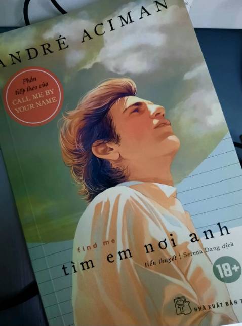 + Tiki giao hàng rất nhanh, sách còn nguyên màng co bên ngoài nên khi giao đến không gặp hư hại gì. Mình đánh giá cao phần bìa sách vì màu sắc nhẹ nhàng và art rất đẹp.
+ Nội dung sách: Sự tinh tế, sự tự nhiên hòa quyện giữa Pháp, Rome và những câu chuyện tình đẹp như mơ giữa nhiều tuyến nhân viên chắc chắn sẽ làm thỏa những mong muốn của bạn về niềm khát khao với chuyện tình Oliver và Elio tuy đẹp nhưng đầy nuối tiếc của phần trước. Với mình, có thể nói, cả cuốn sách như một bản nhạc trầm bổng, du dương; lại như êm ả, nồng nhiệt với mối tình đẹp giữa các nhân vật. Đây chắc chắn sẽ là một lựa chọn hoàn hảo cho một ngày cuối tuần thật nhẹ nhàng!