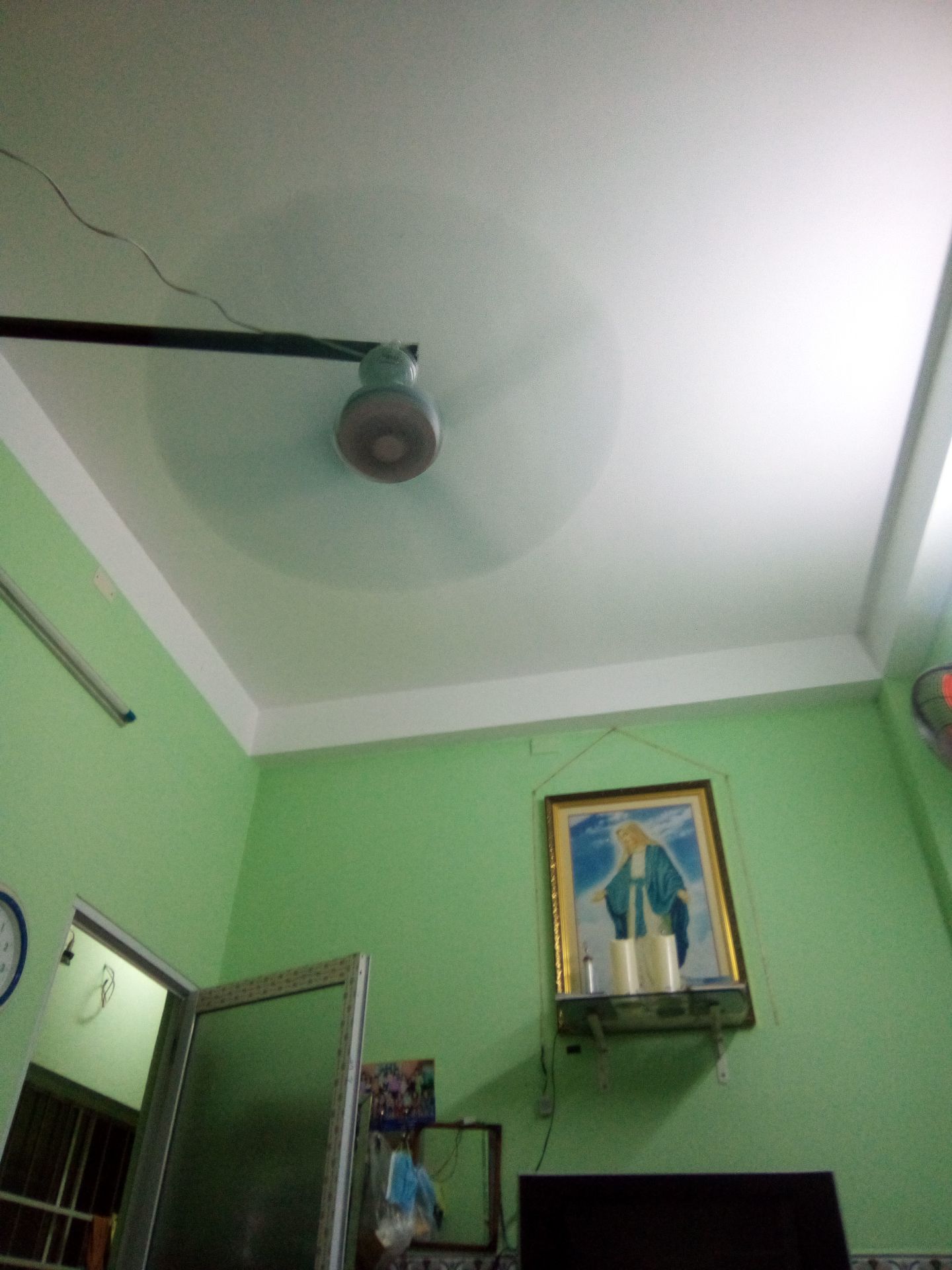 quạt trần mini về độ mát tương đối ổn nhưng Tiếng ồn lớn quá kêu lọc cọc cho shop 3 sao
