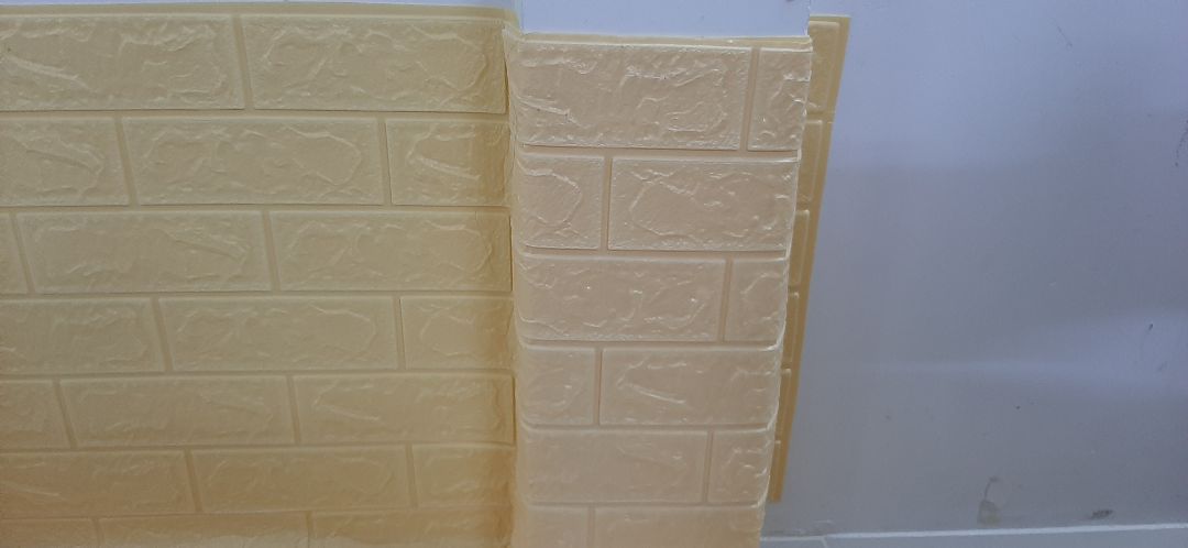 Shop giao sản phẩm với 02 màu không đồng nhất, 01 loại màu vàng kem đậm, 01 loại màu vàng kem nhạt.