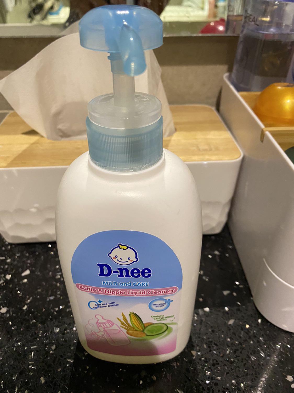 Tiki giao hàng nhanh, đóng gói cẩn thận. Mùi thơm dễ chịu, xài được lâu do dung tích lớn, kinh tế hơn so với các brand khác. Vòi bấm dễ sử dụng, chỉ cần dùng 1 tay.