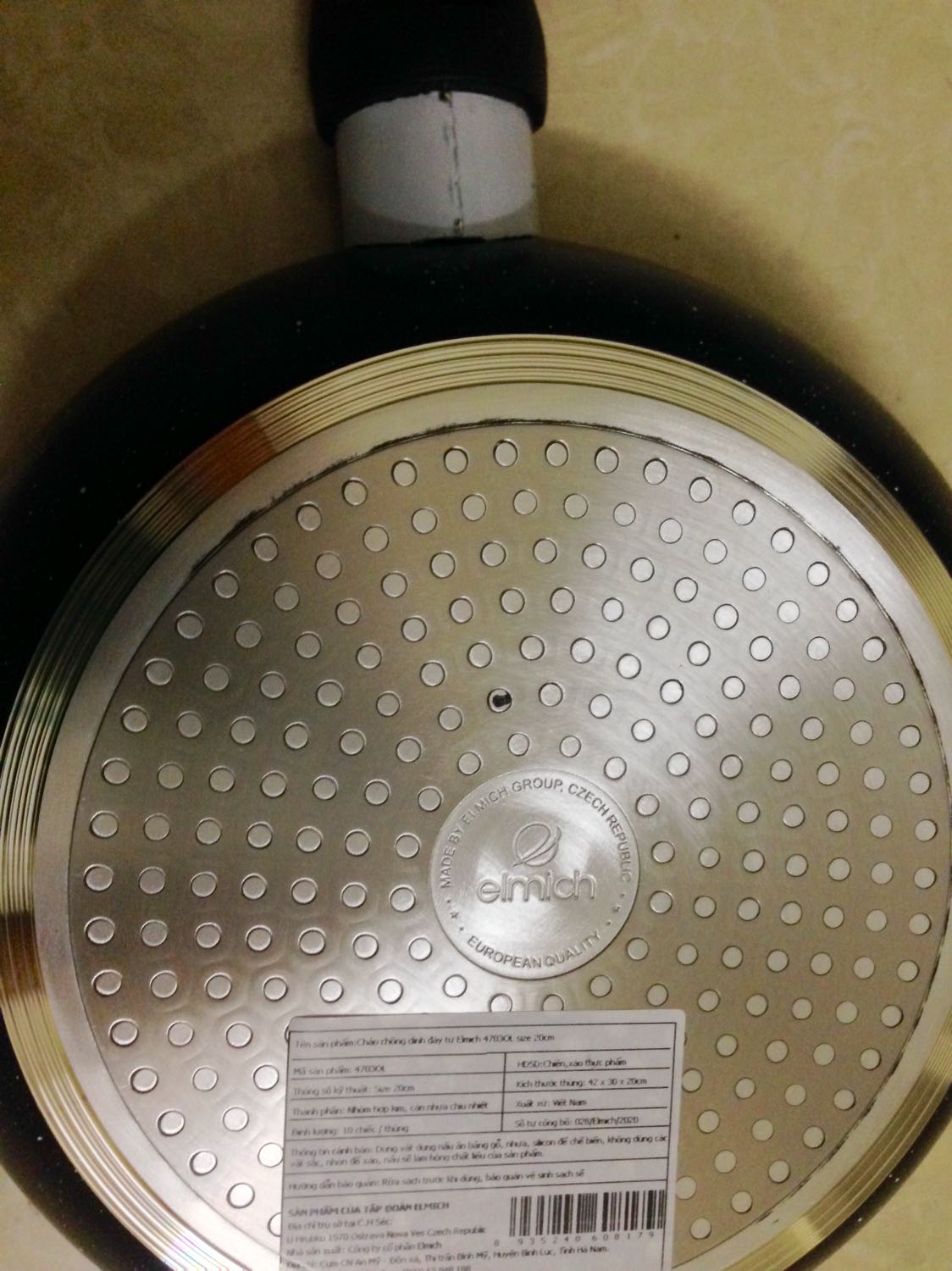 Điểm nối giữa miệng chảo và tay cầm nhìn không được mới, mặt đáy chảo có vết đen. Lần này mua chảo từ Elmic trông không đc chắc chắn như lần trước. Sẽ dùng thử sau