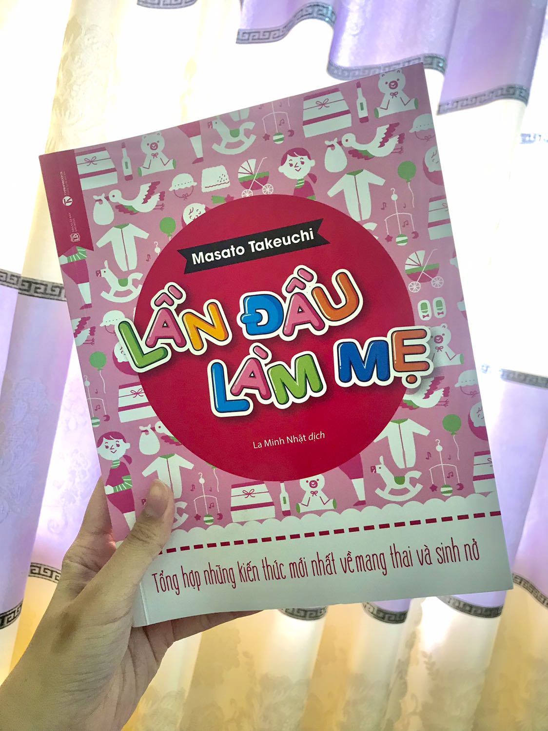 nội dung sách rất hay. Lần đầu mang thai nhiều cái em hoang mang lắm, nhưng đọc sách thấy yên tâm hơn