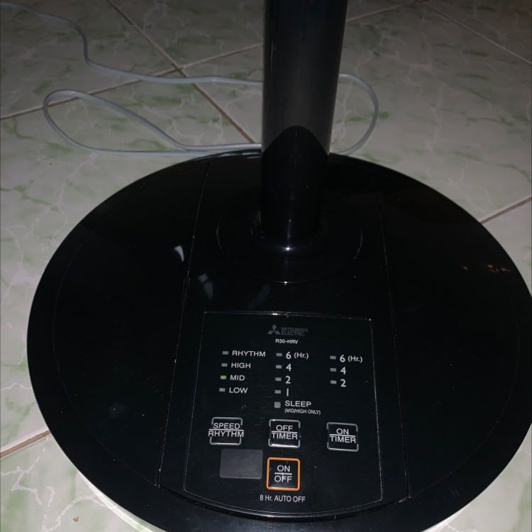 Quạt để chế độ low thì khá êm, nhưng chỉnh mức cao hơn kêu to, người quen quạt êm sẽ khó chịu. 

Chân đế to đứng rất vững. Quạt mạnh và mát, chỉ có điều remote không có chỉnh chế độ quay phải nhấn trên thân quạt khá mất thời gian.

Về độ êm của quạt mình chưa đánh giá cao lắm so với giá tiền.