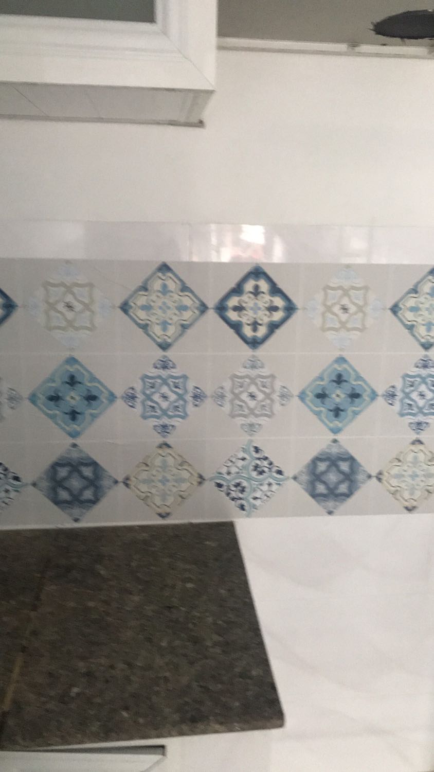 Mình đã đặt 1 cái màu xanh dương đẹp . Mà đặt thêm thì giao màu xanh lá. Vậy bên shop có mấy mẫu hay màu vậy ? Giao ngẫu nhiên vầy về dán bếp nhìn mắc cười   hok đẹp nữa.  Đề nghị gioi báo shop cho đổi mẫu