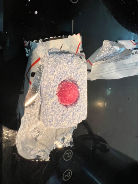 Mình đã mua hàng của shop nhiều lần và đều ưng ý. Nhưng gói hàng lần này chất lượng thực sự không đảm bảo, mình đã thử 3 viên rửa và đều chung 1 tình trạng đó là viên rửa bị ẩm, mủn phía bề ngoài ( như ảnh chụp). Đề nghị shop bảo hành đổi trả đơn hàng này.