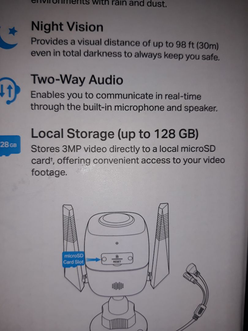 anh chàng giao hàng không biết giận ai mà khi mình đi ra nhận hàng thì ném xuống đất rồi quay đầu xe đi ko nói 1 lời(vừa gọi là ra liền chưa tới 30 giây). mở hộp ra tìm hoài mà ko thấy cái thẻ nhớ đâu nhớ là trong phần giơi thiệu có thẻ nhớ đàng hoàng. xin lỗi mình mua hàng trả tiền nha chứ ko xin ai nhé. giận tím mặt.
