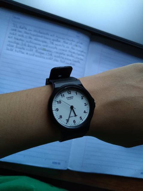 Giao hàng khá nhanh (nhanh hơn lịch dự kiến), hộp chắc chắn k bị móp méo khi giao hàng, đc tặng kèm 1 giấy dán mặt đồng hồ và khăn giấy vệ sịnh mặt đh