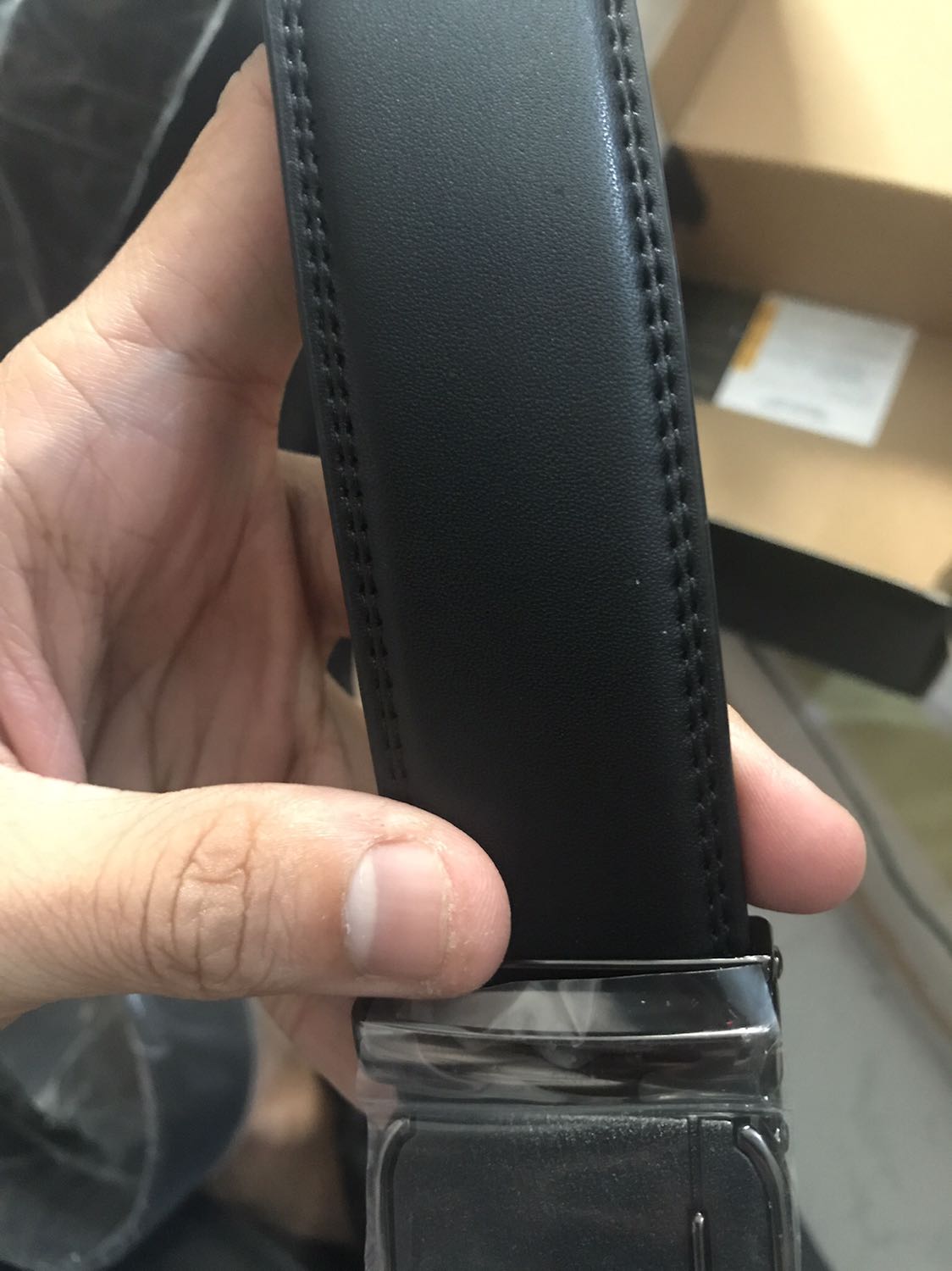 Dây đẹp, đường may ổn, chắc! Hộp đựng cũng khá là chắc chắn! 5 sao cho mặt hàng!!

Tuy nhiên chấm tiki 1 sao về dịch vụ ship. Mình đặt đơn hàng vào ngày t7 12/12 và thấy giao hàng ghi rõ ràng là "giao vào ngày thứ 4" chứ không hề ghi là giao vào khoảng thứ 4 nên mình mới đặt để đến thứ 4 mình có ở nhà nhận hàng. Tuy nhiên mới hôm chủ nhật 13/12 mình có việc bận, nhà mình thì đi hết, shipper gọi điện kêu mình nhận hàng mà ko hề gọi hỏi trc là mình có ở nhà hay là không???? Đã vậy còn nói đơn này của mình dời 2 lần rồi???? Xong mình cũng nhẹ nhàng nhắc shipper chắc anh lộn, không ấy làm phiền anh chuyển qua ngày khác giao giúp em được không, mai cũng được, anh shipper ậm ờ một hồi rồi nói ok xong cúp máy luôn???  Xong chốt đơn dời ngày giao hàng là thứ 2, làm mình bỏ dở cả 1 buổi sáng t2 chỉ để chờ do nhà mình ai cũng đi làm hết, không có ai ở nhà cả. Thật sự Tiki nên xem lại vấn đề giao hàng này để sửa đổi, nâng cấp dịch vụ của mình tốt hơn!! 

Nên là 5 sao cho hàng và 1 sao cho dịch vụ ship!