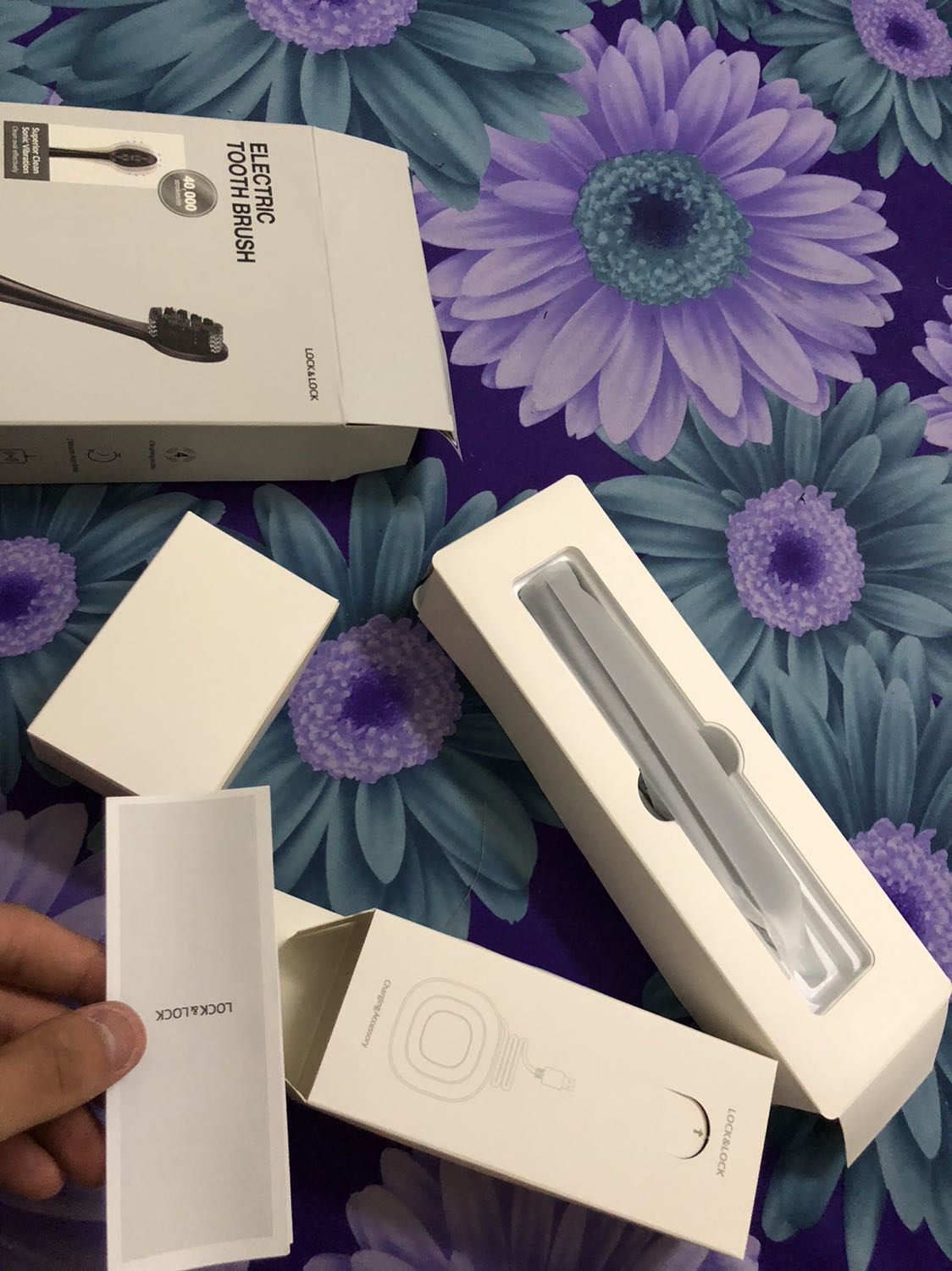 Hàng đẹp 
Phải nói bàn chải nó đẹp *** ra nhìn sang trọng dã man
Chất liệu cầm mịn tay lực rung siêu đã 
Mạnh có - yếu có - trung bình có
Bị cái lúc giao hàng cảm thấy đóng gói ko đc cẩn thận lắm nên hơi cấn cạnh của hộp

Nói chung bàn chải đẹp rung êm tiếng kêu nhẹ như máy phun sương 
Đánh phê cái răng lắm
Xài kết hợp với Marvis là đỉnh khỏi cần nói

Mấy bạn cứ mua nha