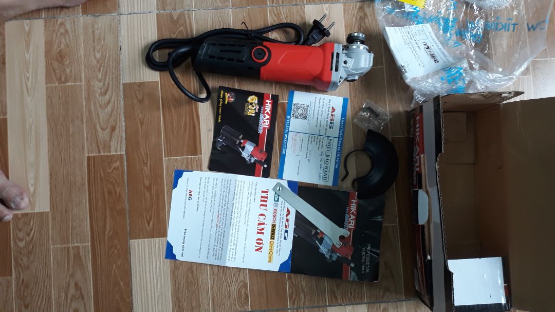 Đóng gói hộp thiếu tay nắm phía trên đầu của máy. Yêu cầu gửi cho tôi đủ phụ kiện kèm theo máy.