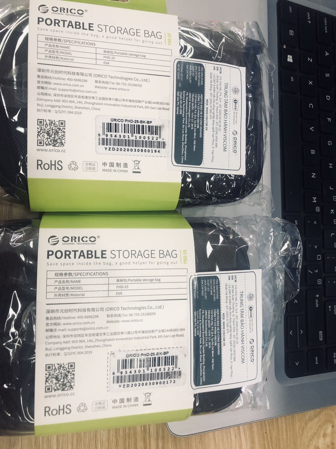 Sản phẩm đẹp, chắc chắn, còn nguyên seal. Giá mà dài thêm 1cm thì để thoải mái pin dự phòng 10000 mAh của Xiaomi (giờ phải cố nhét cục pin), không bị biến dạng, dây kéo tốt, có thể đựng ổ cứng di động và nhiều vật dụng nhỏ khác như cáp sạc, usb, cục sạc... Chất lượng trong tầm giá. Tiki giao hàng sớm hơn dự kiến nhưng đóng hộp quá to mà không có biện pháp chống shock.