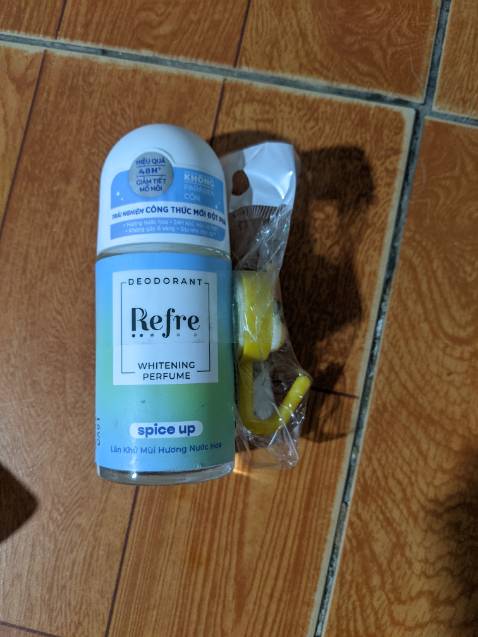 Lăn Refree thì chất lượng khỏi bàn rồi. Mình đã dùng hương in love và xịt sweetie thấy mùi thơm nhẹ nhàng rất ok, giờ đổi sang hương khác xem sao. Được Tiki tặng kèm móc dán tường siêu cutee🥰