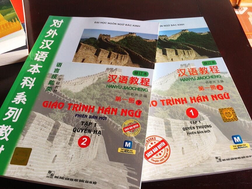 Eo đùa. Mình thích đi TQ lắm. Nhưng bản thân lại ngại học tiếng vì cho rằng nó khó. Nhưng chính niềm đam mê được khám phá TQ mà mình quyết định tìm hiểu và mua bộ sách này về học. Ai dè tự học mà nó lại hiệu quả *** luôn các bạn ạ
Sách trình bày dễ hiểu, có tiếng anh đi kèm và cả bài tập tự luyện về cả viết chữ và đối thoại.
Bạn nào có tiền thì nên mua chọn bộ 6 quyển luôn. Như mình thích đọc cả sách khác nên chỉ đủ tiền mua 2 quyển(tập 1) thôi? nhưng nhất định sẽ mua các quyển còn lại