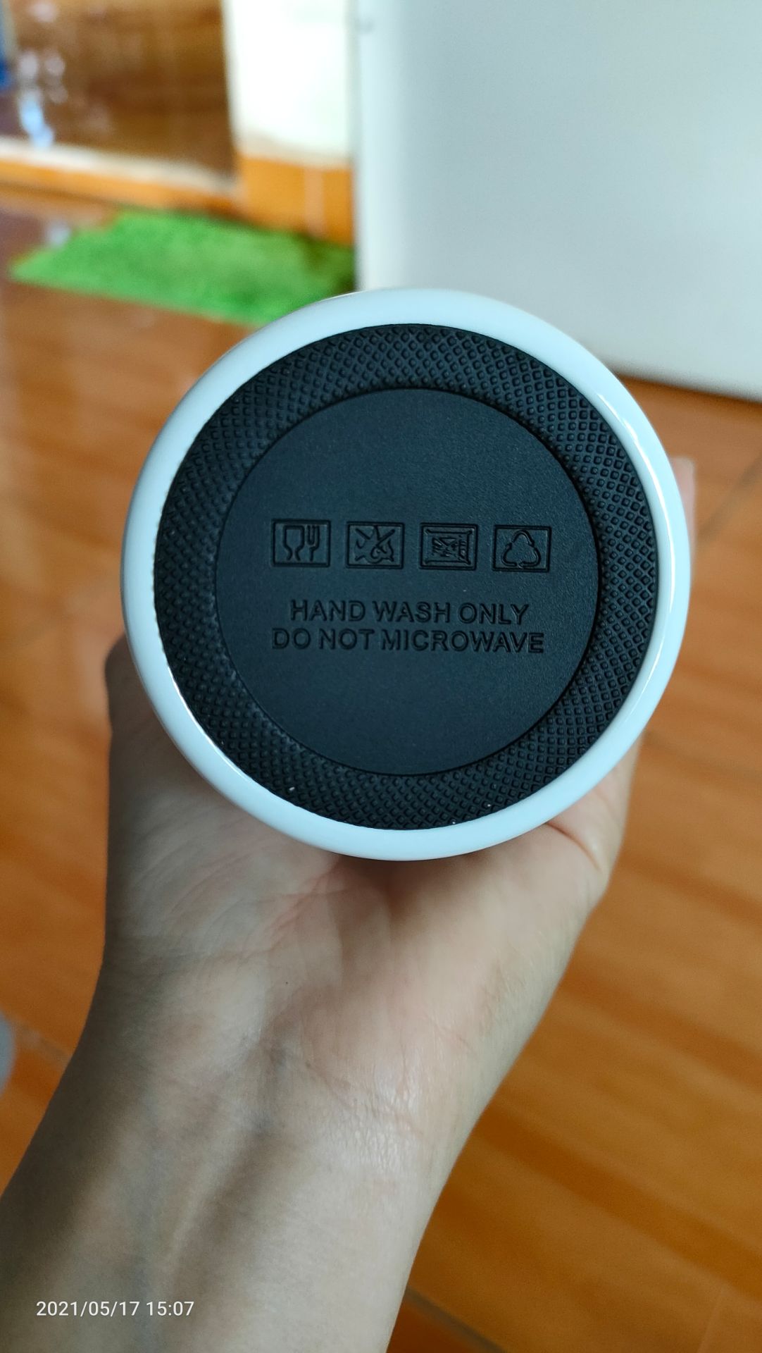 Thực sự rất đẹp luôn. Sản phẩm y như mô tả. Kích cỡ vừa phải, đủ cầm tay sang chảnh. À, nơi cắm ống hút nhỏ, không thể dùng ống hút inox được, bạn nào định mua lưu ý xíu vậy. Với mình thì sản phẩm quá tuyệt vời, xứng đáng đồng tiền!