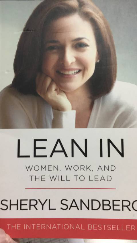 Tiki giao hàng nhanh, nhân viên thân thiện. Cuốn sách mình rất chờ đợi trong cả năm.
Mình nhận được sách  cũ, bìa có 2 vệt ngang, cong, gáy trên cùng ruột sách có dấu hiệu mốc. Khi mở sách ra thì giấy càng cũ.  Sách ko được gói bọc trong túi nioln như những cuốn trong phần phần bình luận. Ví dụ hôm nay chỗ mình  trời mưa to chắc sách ướt hết mất khi đến tay mình.

Mong tiki đổi hàng lại cho mình và chú ý viecj đóng gói hàng. Mong sớm nhận được phản hồi từ tiki.