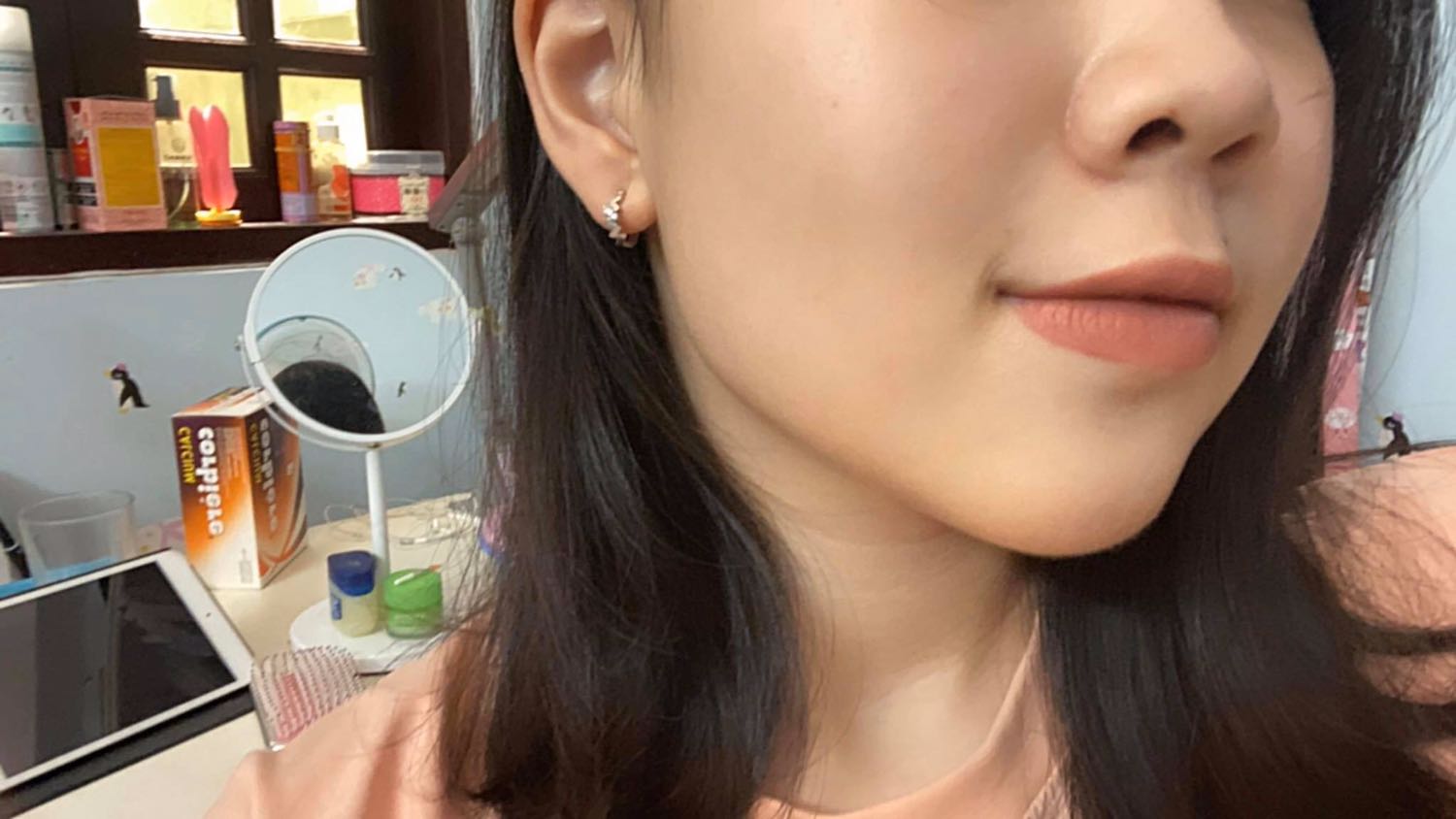 seductress là 1 màu nude cực tây và nhìn cực hút mắt nha. superstay matte ink thì ai cũng biết là cực lâu trôi nhỉ! uống nước thoải mái nha. có điều ăn một bữa tối no nê thì bị trôi là điều đương nhiên. mấy bạn da ngăm ko càn sợ vì nghĩ màu nude sẽ ko tôn da ngăm nha. vì seductress rất hợp với làn da người Việt, da mình thuộc tông trắng nhưng vẫn rất thích