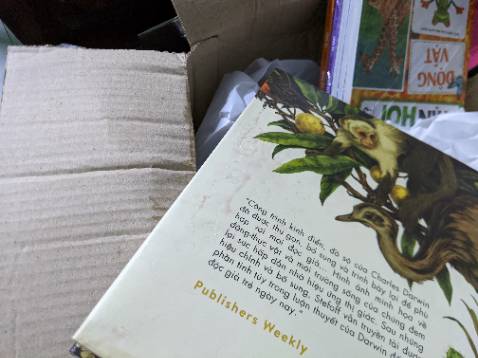 Không hiểu sao Tiki lại có thể đóng gói và giao sách và mỹ phẩm vào chung một kiện hàng. Kết quả là sách bị lem luốc không thể chấp nhận.