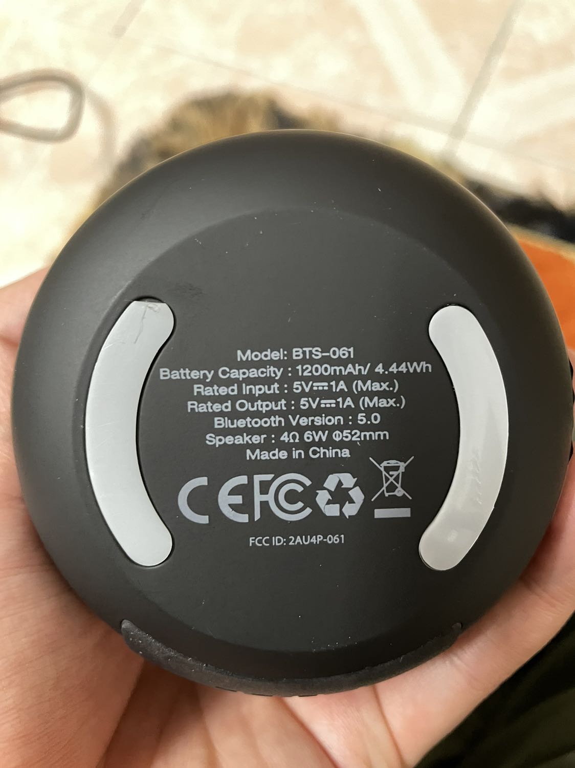 Phần đế bị sứt, phần nắp đậy đằng sau thì bụi mà âm thanh chỉ phát ra từ 1 hướng, bass nhỏ. Không đáng tiền lắm