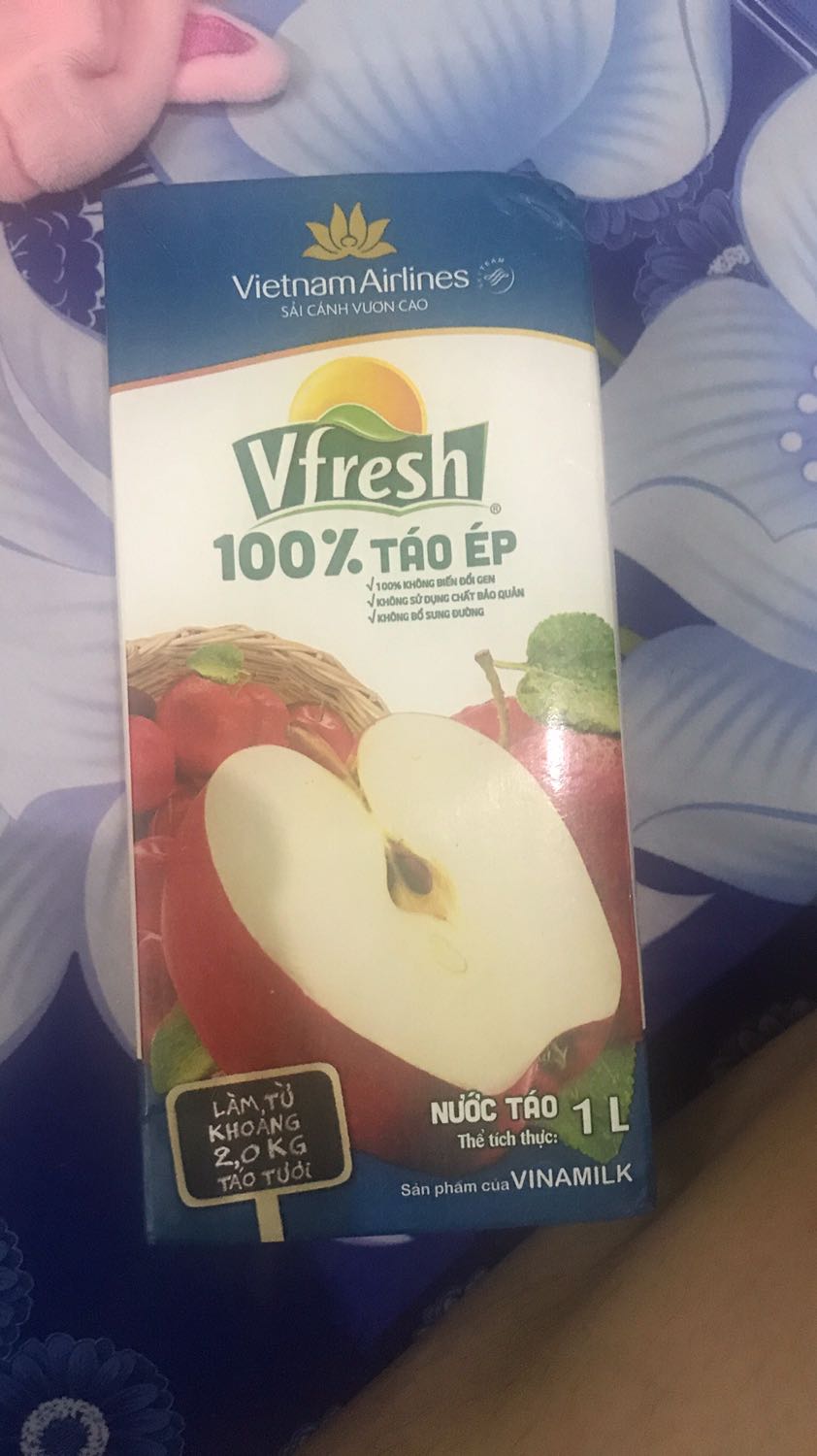 nước táo ngon ngọt, chỉ thấy lạ là bao bì có in vnairlines lên thui còn lại k có gì để chê.