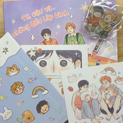 Sách đầy đủ standee sticker và postcard nha