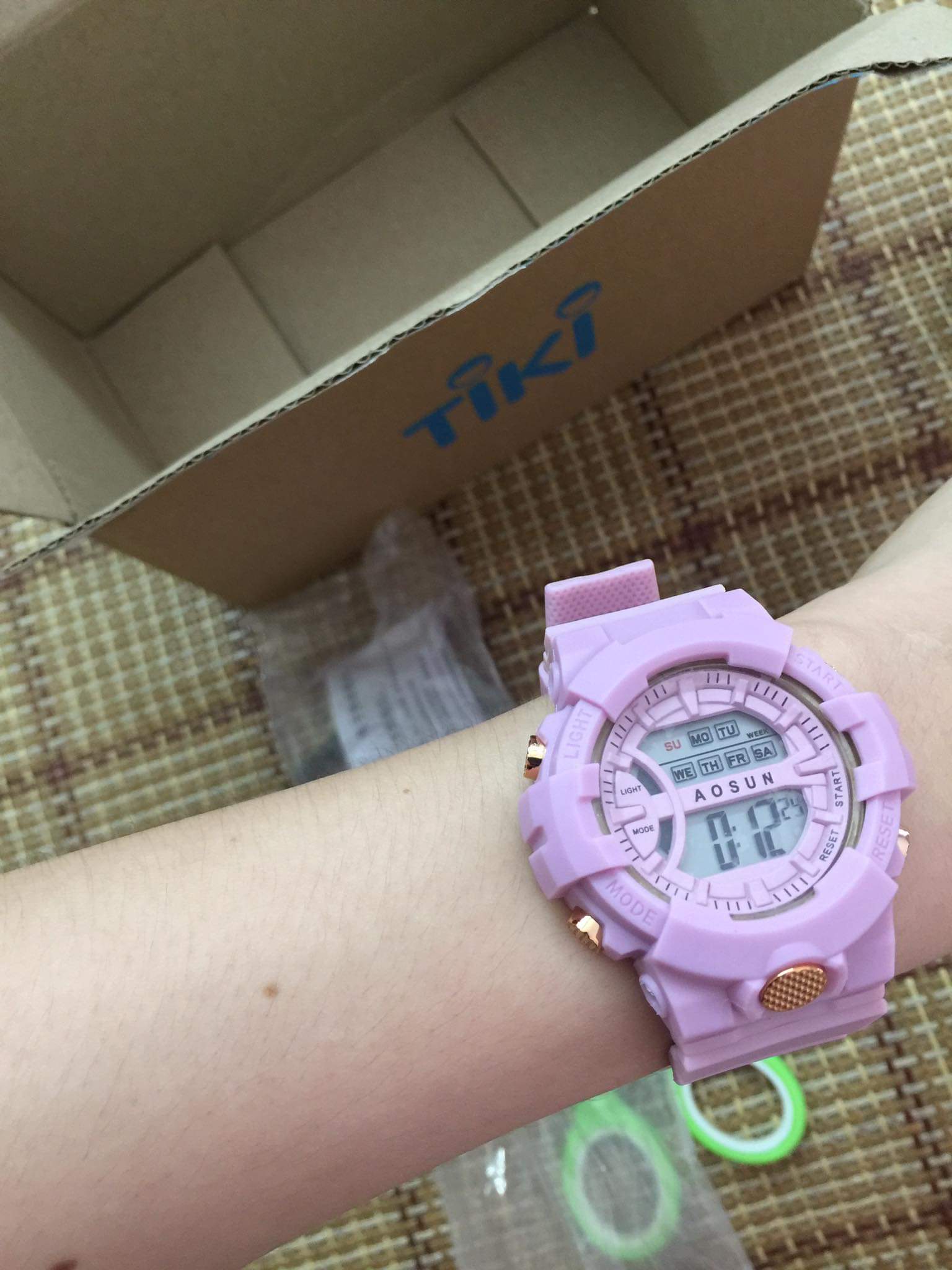 Đóng gói sản phẩm ok lắm, hộp tiki đẹp, bên trong còn có hộp đồng hồ riêng .shipper giao hàng cũng nhanh. đồng hồ mình chọn màu hồng đeo lên nhìn sáng da lắm??.nhận được mở ra vui hết sức nên mình chụp lên review liền nè. Tiki không bao giờ làm mình thất vọng