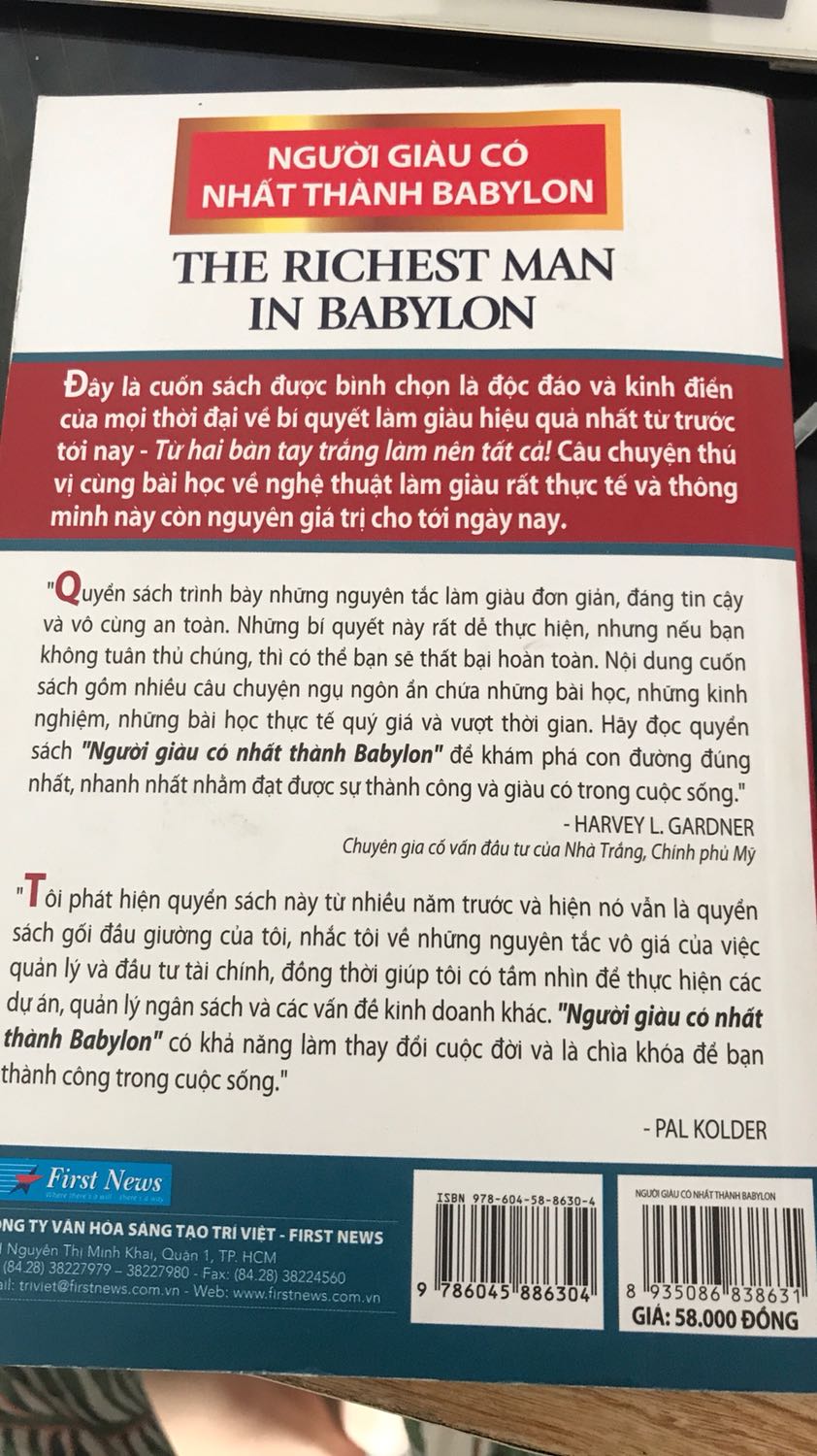 Người đọc sẽ bị lôi cuốn theo cách kể chuyện của người xưa, lạc vào vườn cổ tích đầy hấp dẫn. Từng câu chữ chất chứa nhiều triết lý về việc kinh doanh, quản lý tài sản và những tố chất cao quý của thương nhân hay chỉ đơn giản là một người làm ăn kiếm sống bình thường