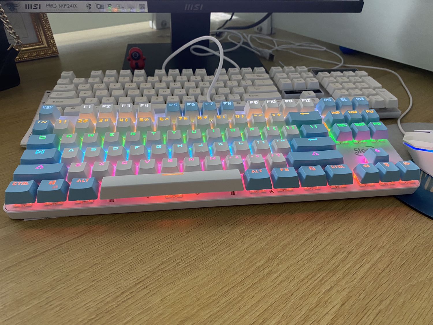 rất thích cái bàn phím này, bàn phím sài ngon, giá ok, gõ tách tách , đủ kiểu nháy đèn , bàn phím oke lắm shop. 5sao rất thích cái bàn phím này, bàn phím sài ngon, giá ok, gõ tách tách , đủ kiểu nháy đèn , bàn phím oke lắm shop. 5sao